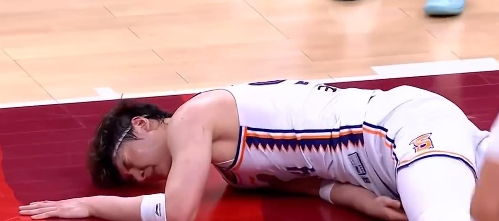 比赛中球员失误频出，引起主教练不满