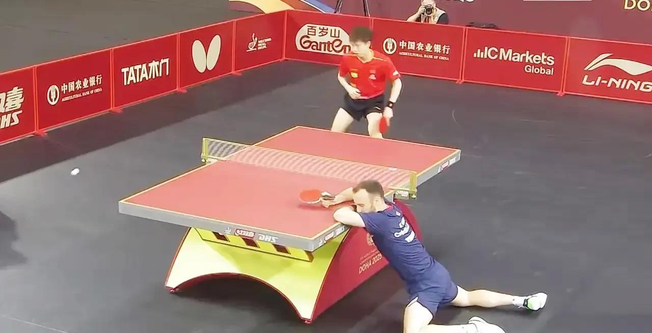 爱游戏网站入口-乒乓球比赛中选手反手抽击战胜对手