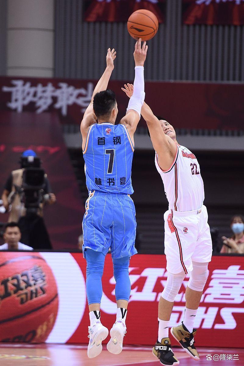 爱游戏亚洲官网-林书豪带领球队逆转胜出,成为赛场焦点