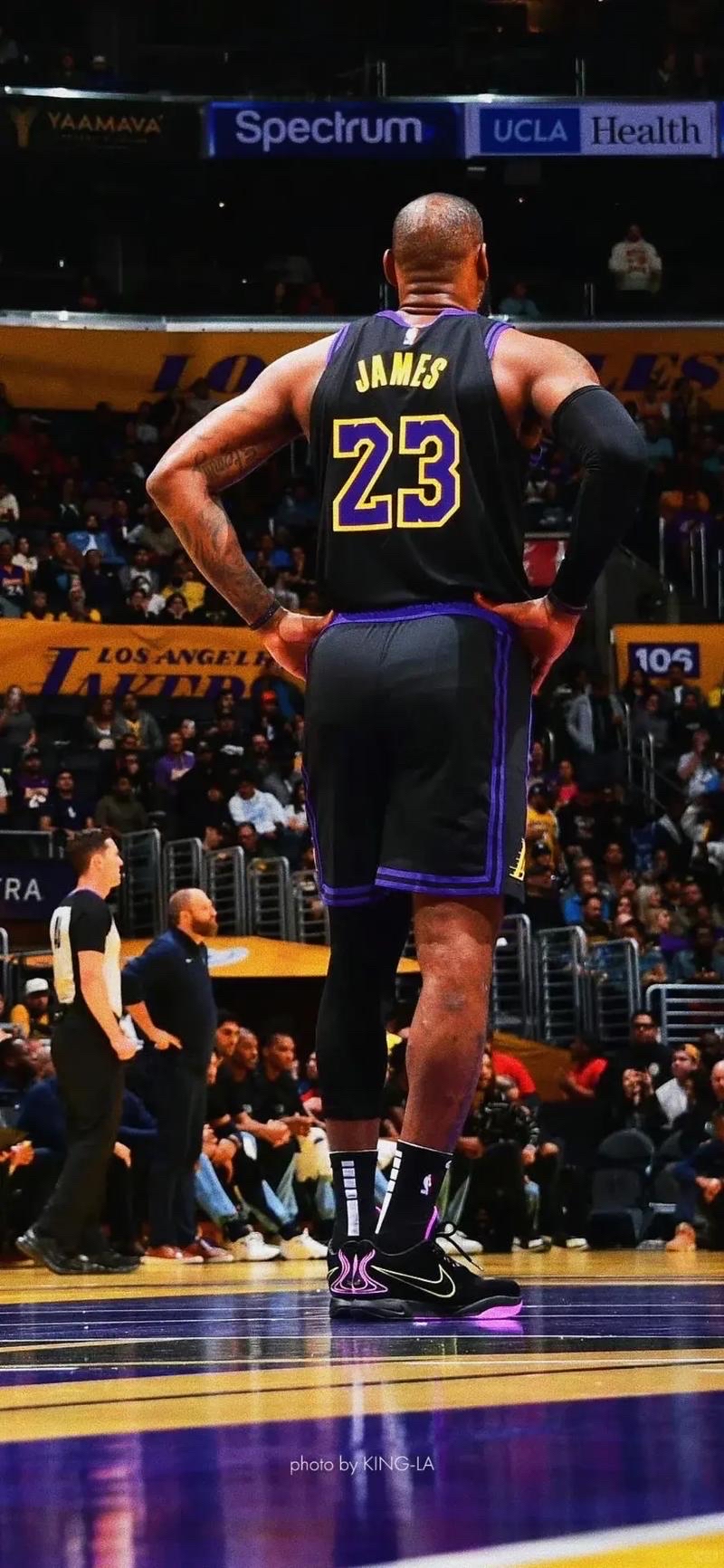 爱游戏竞技-詹姆斯领军湖人奋力夺胜，瞄准总冠军