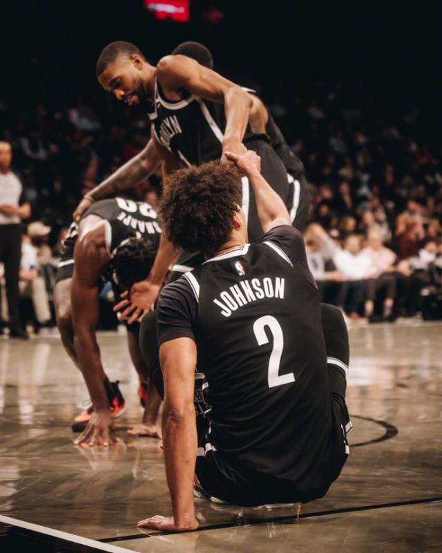 爱游戏官方-篮网击败76人,继续领跑东部联盟