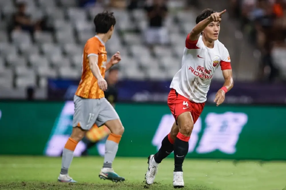 爱游戏网址-关于武磊梅开二度，上海上港大胜的信息