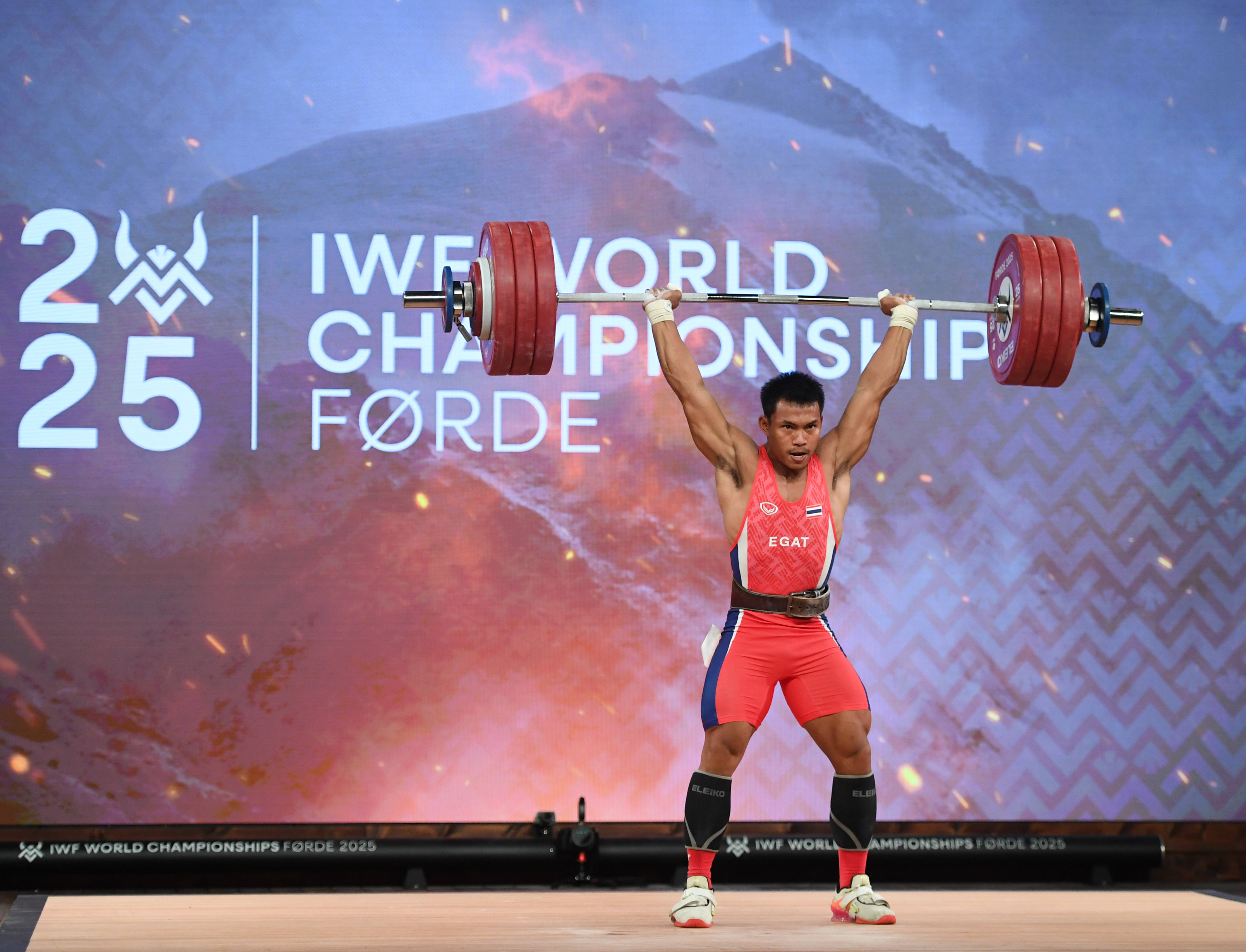 爱游戏视频-举重运动员斗志昂扬再次登上领奖台