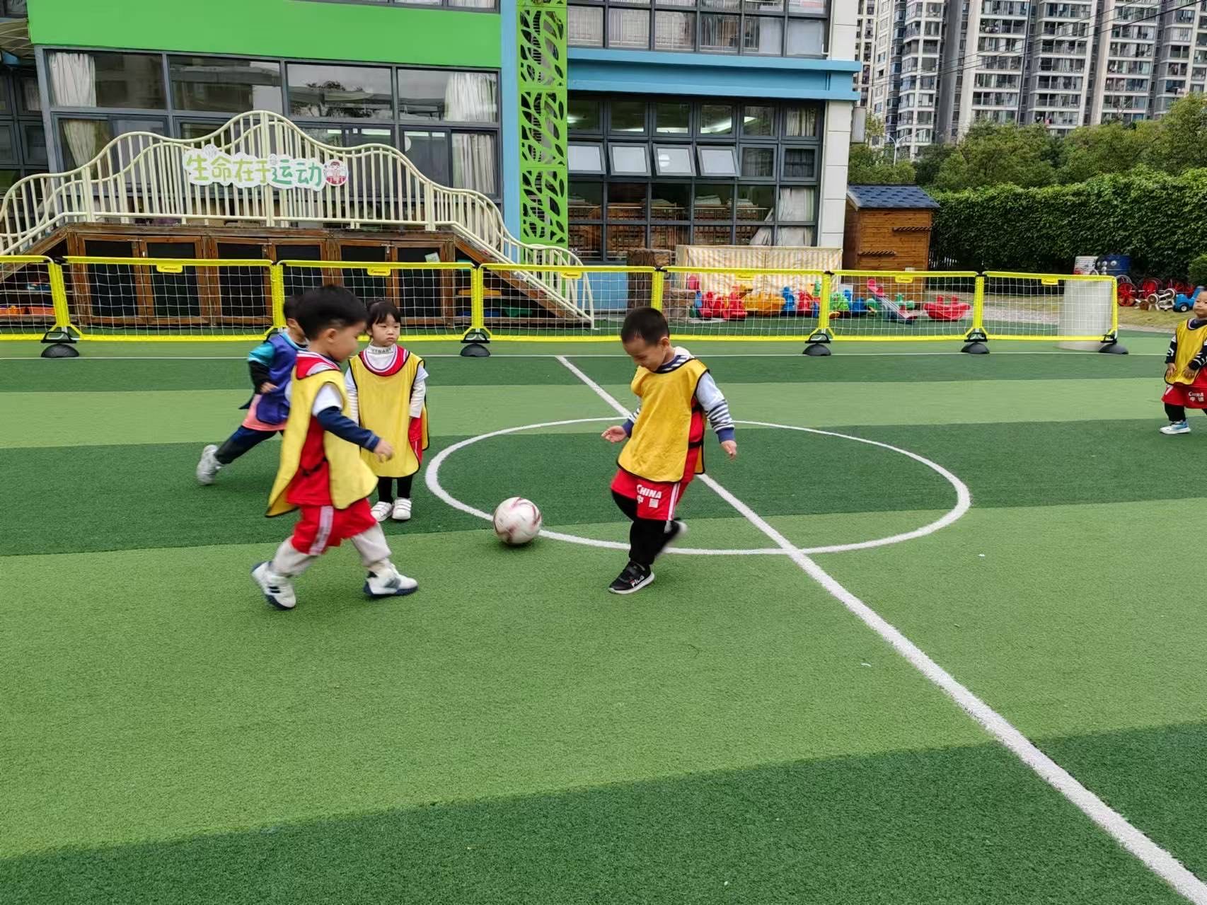 爱游戏vip注册-足球团队协作默契，取得胜利